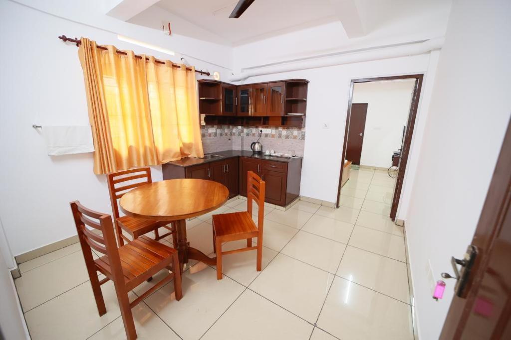 Cr Residence, *
